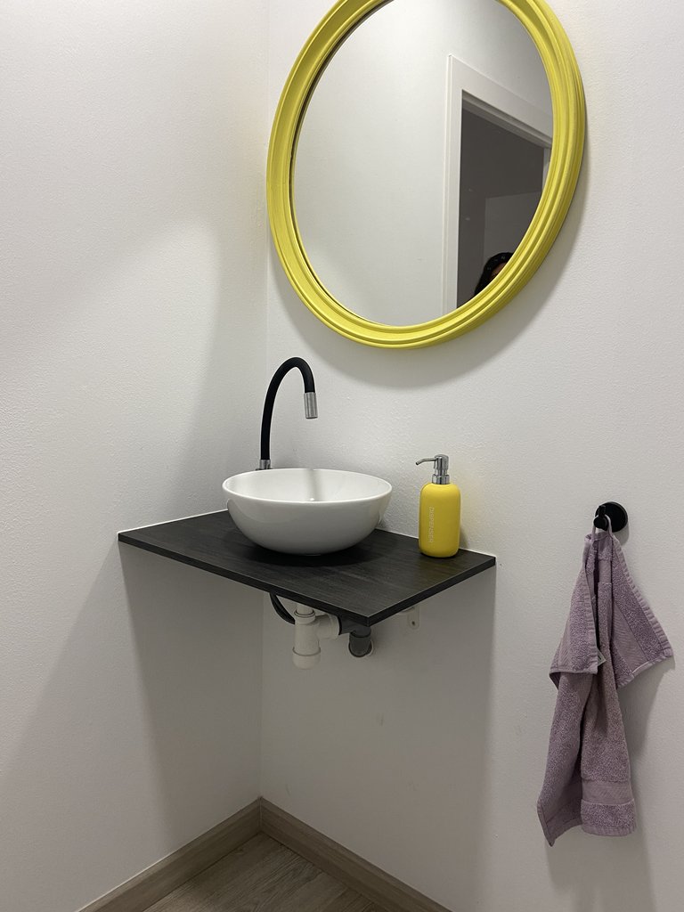 Lavamanos accesible con altura adecuada.