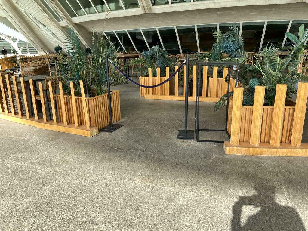 Acceso principal a la terraza exterior, donde se recibe a los clientes.