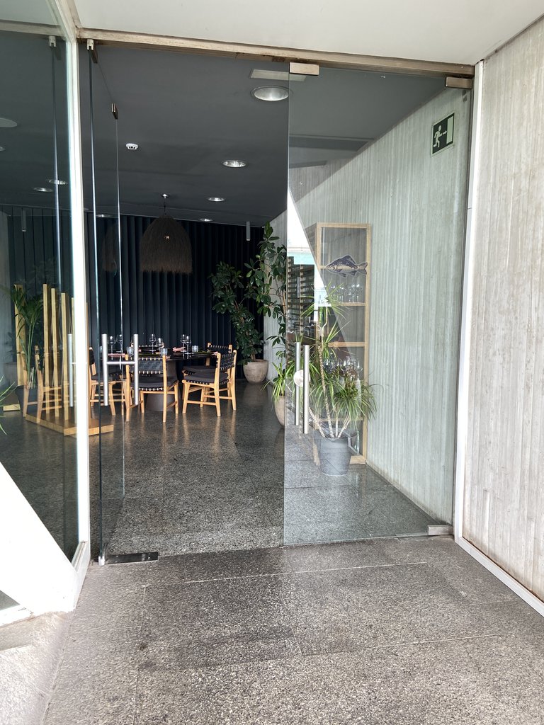 Puertas batientes de acceso al comedor interior.