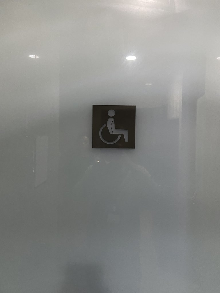 Señalización de baño adaptado común.