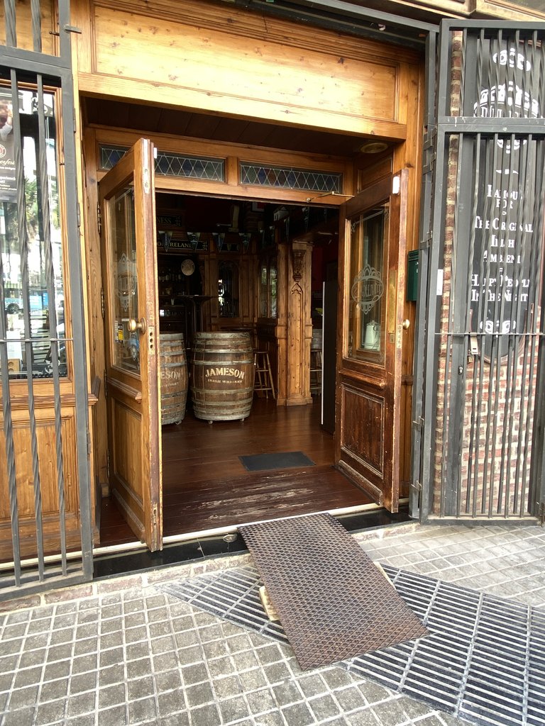 Swing doors with access ramp to the establishment.