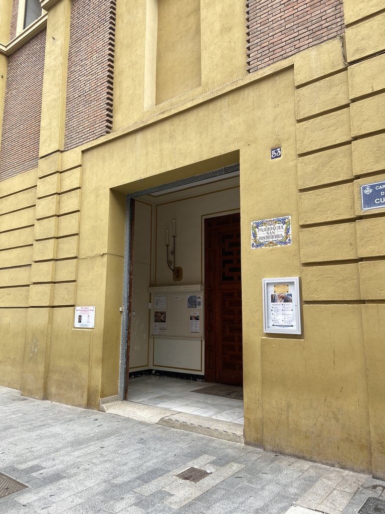 Correct exterior accessibility, with street name and number next to the main door.