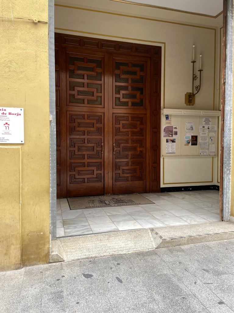 Main access to the monument prepared with an access ramp.