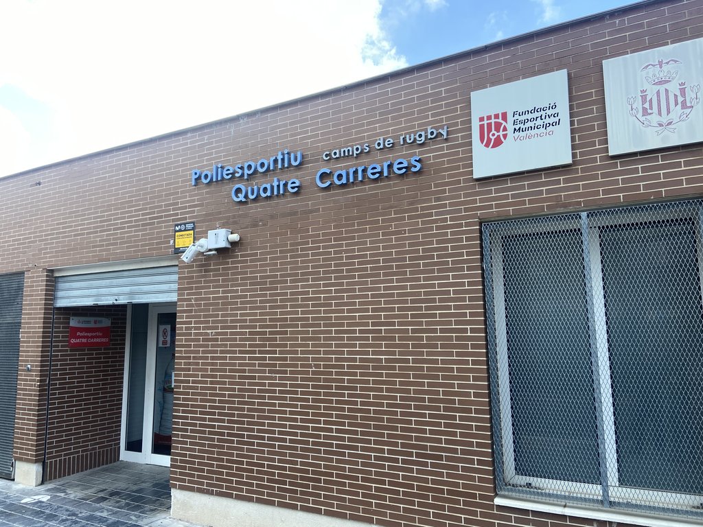 Acceso principal al Polideportivo.