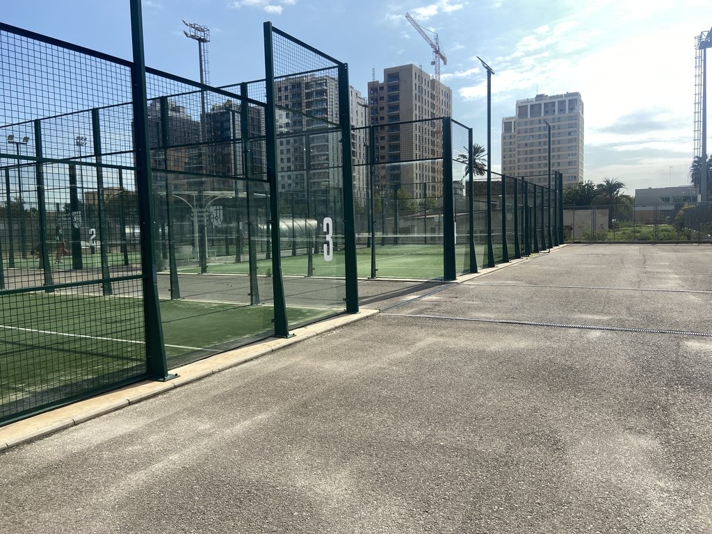 Campos de entrenamiento accesibles.