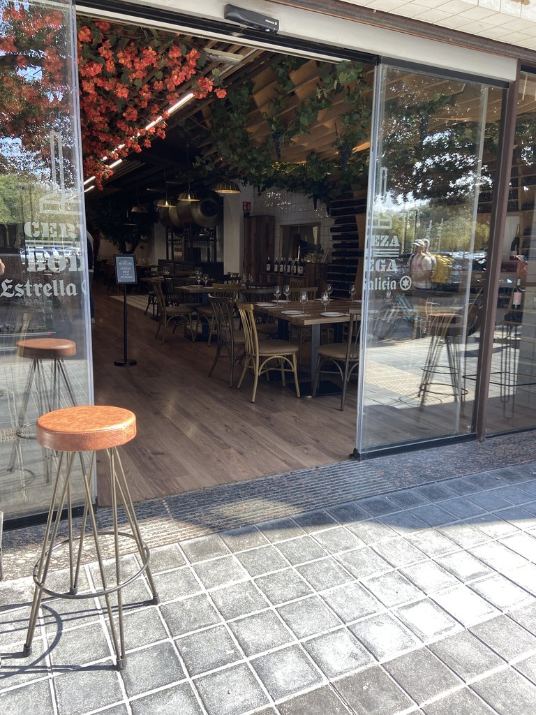 Portes d'accés automàtiques.