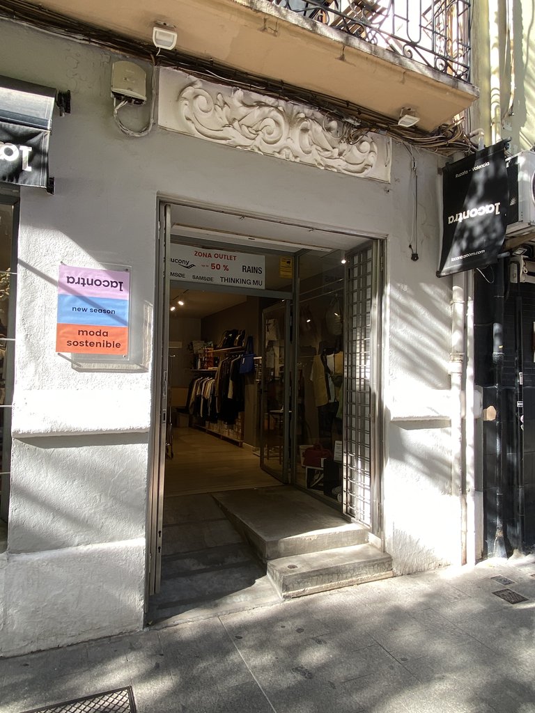 Acceso principal al establecimiento.