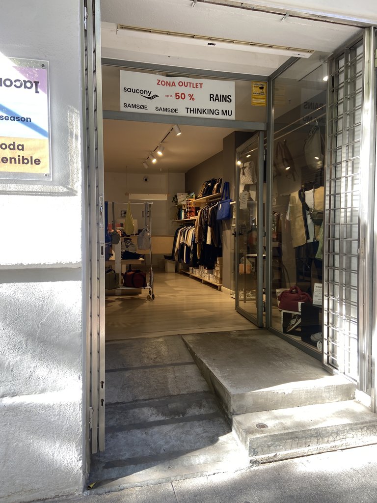 Acceso principal al establecimiento con rampa.