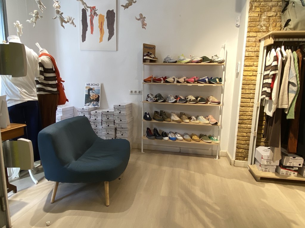 Espacio expositivo accesible, con estanterías con altura adecuada.