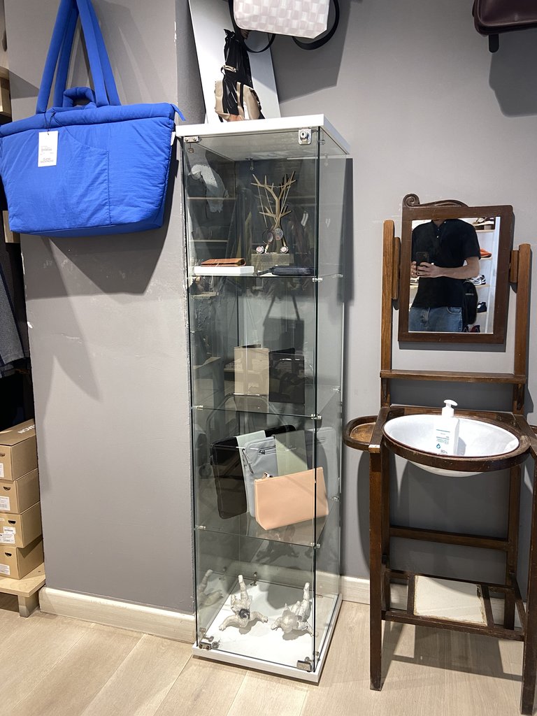 Vitrinas a distintas alturas.