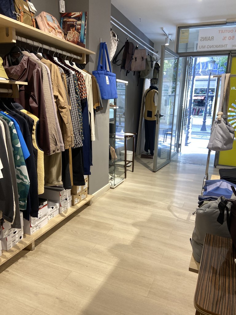 Pasillos accesibles para deambular por la tienda sin problema.