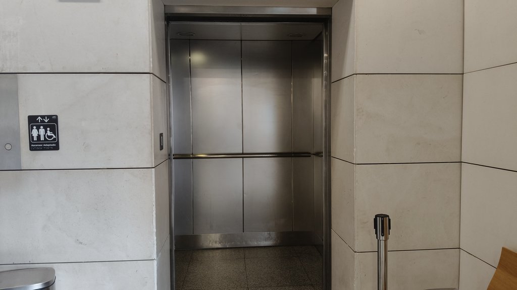 Senyalització en brailei pictogrames de l'ascensor. Cabina ample.