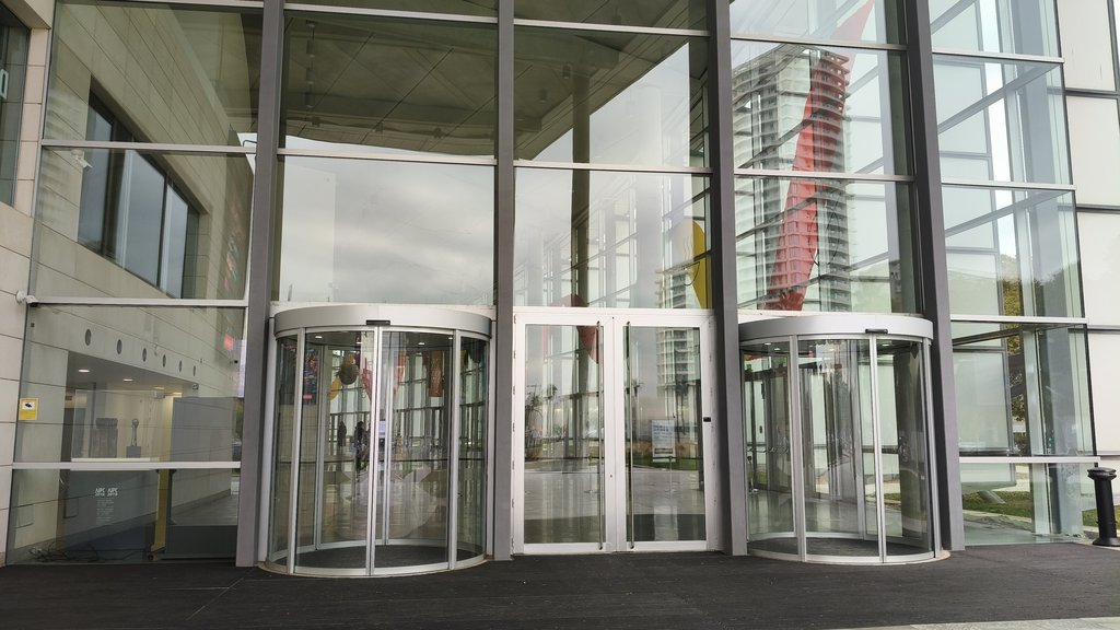 Portes automàtiques per accedir al recinte.