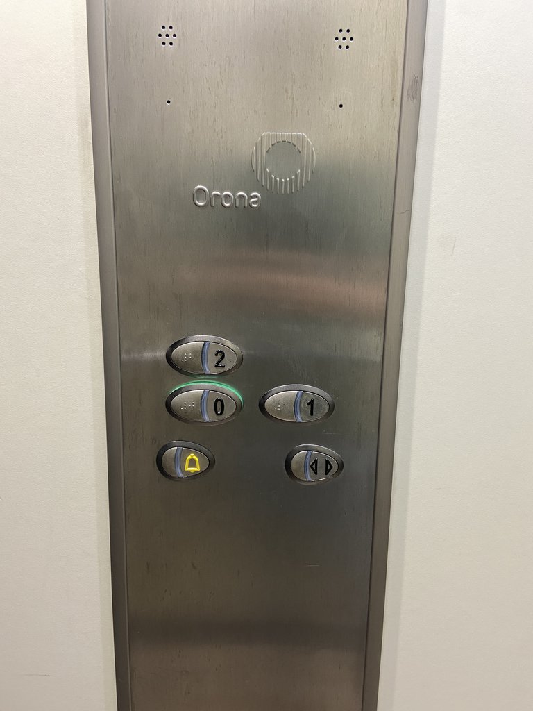 Ascensor accesible con la botonera con altura adecuada, preparado con botones en braille e iluminables.