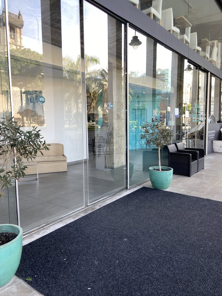 Portes automàtiques d'accés a l'establiment.