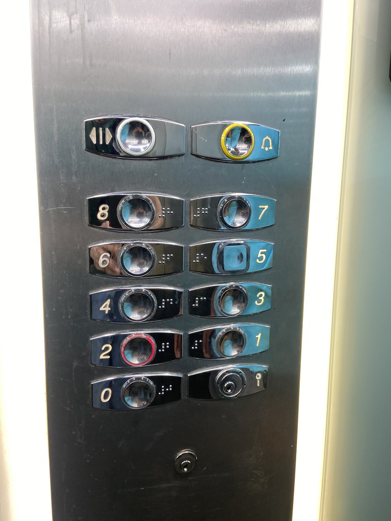 Ascensor preparat amb botons en braille i il·luminables.