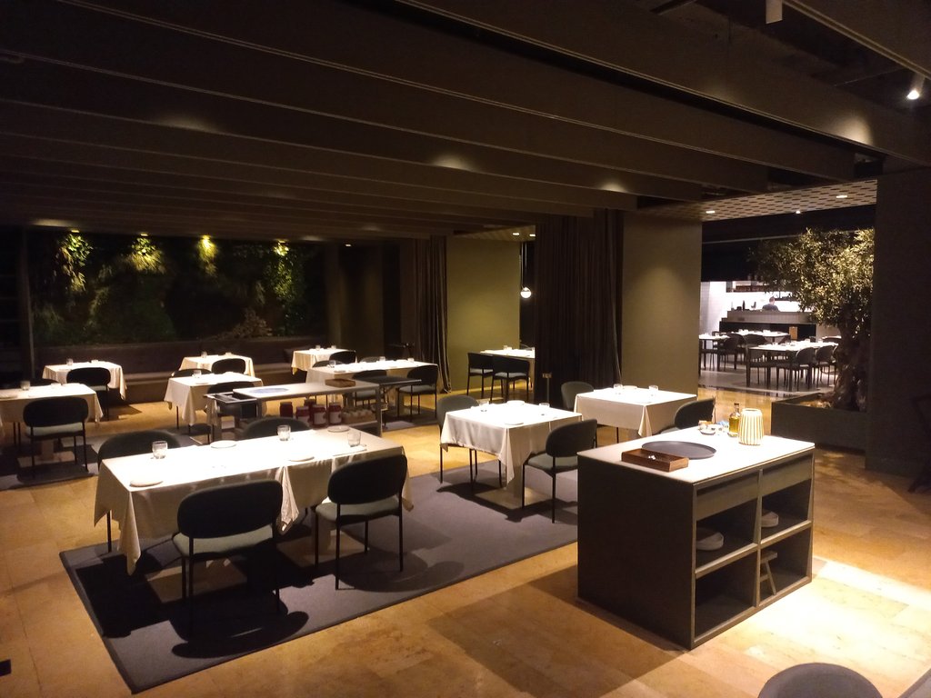 Mesas suficientemente iluminadas con recorridos amplios libres de obstáculos.