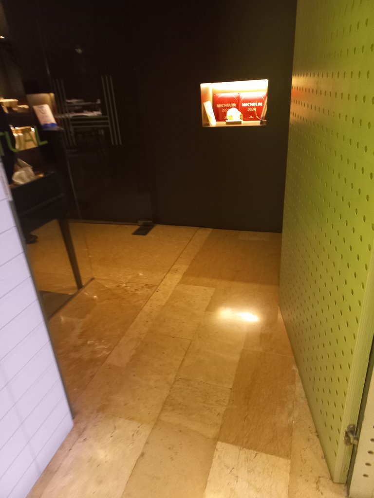 Acceso principal amplio, llano y libre de obstáculos.