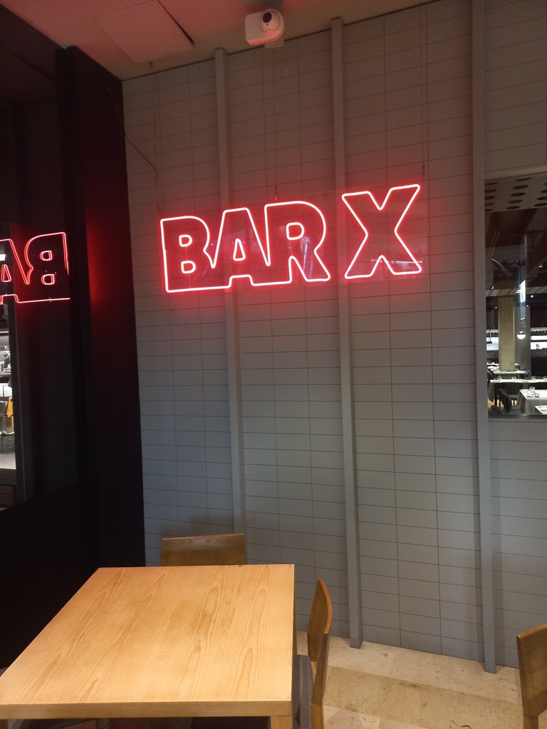 Establiment reconeixible des de l'exterior amb rètol a la façana.