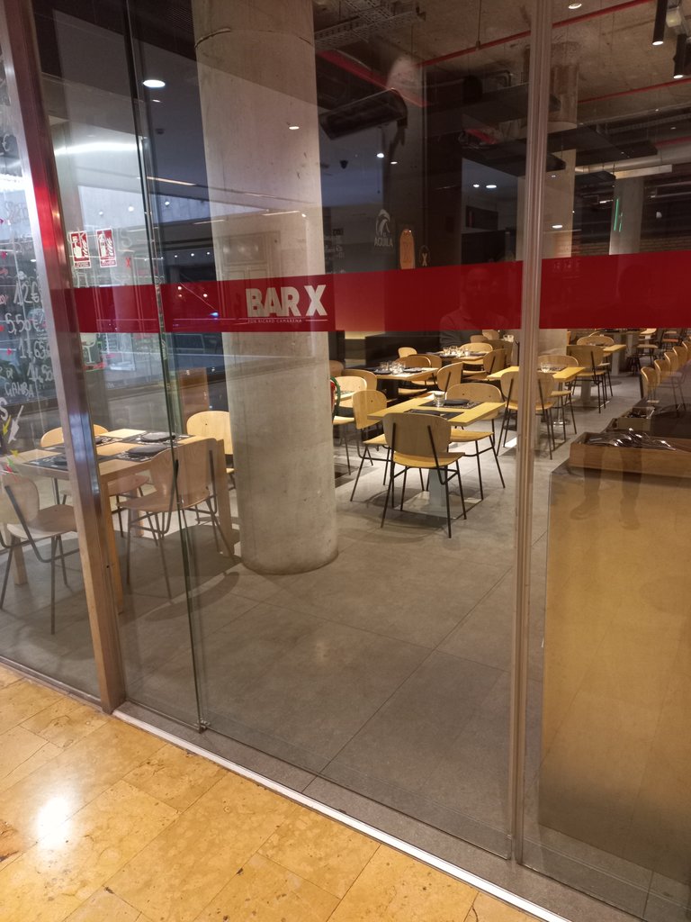 Bandes de contrast a alçada adequada per a identificació de vidres de porta automàtica.