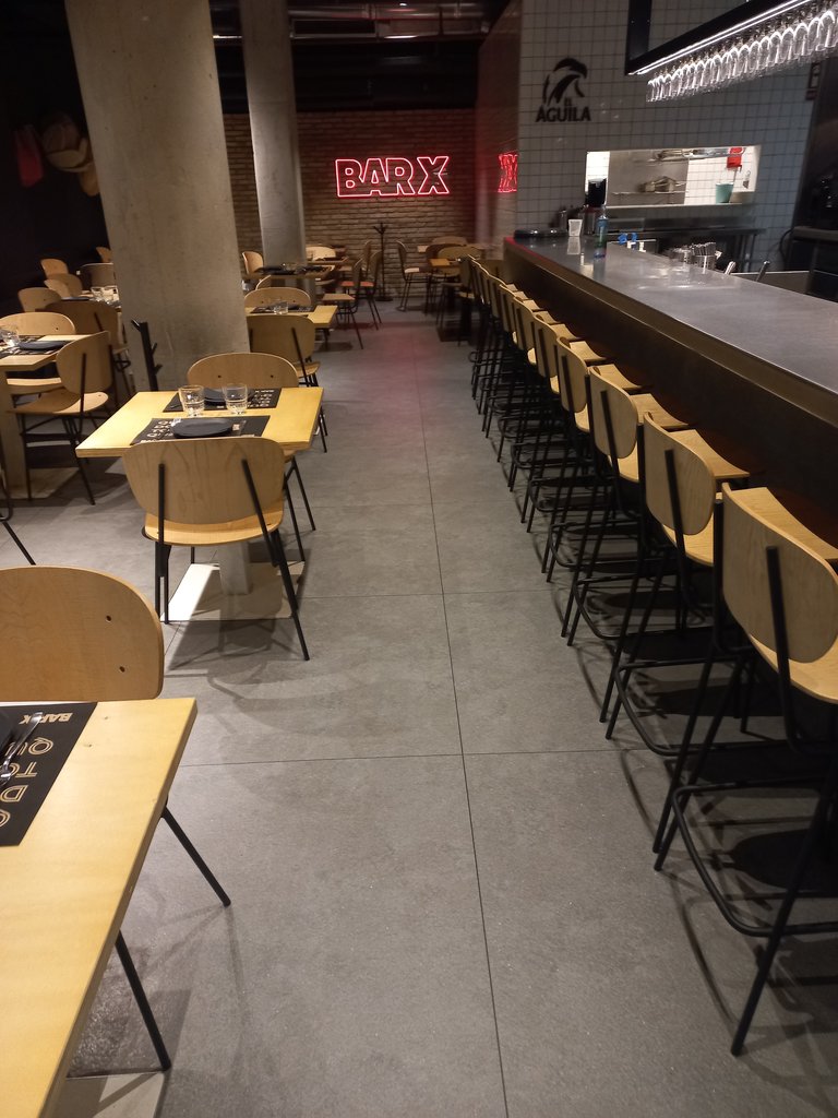 Recorreguts amplis i ben identificats a través de la disposició de l'equipament. Lliure d'obstacles.