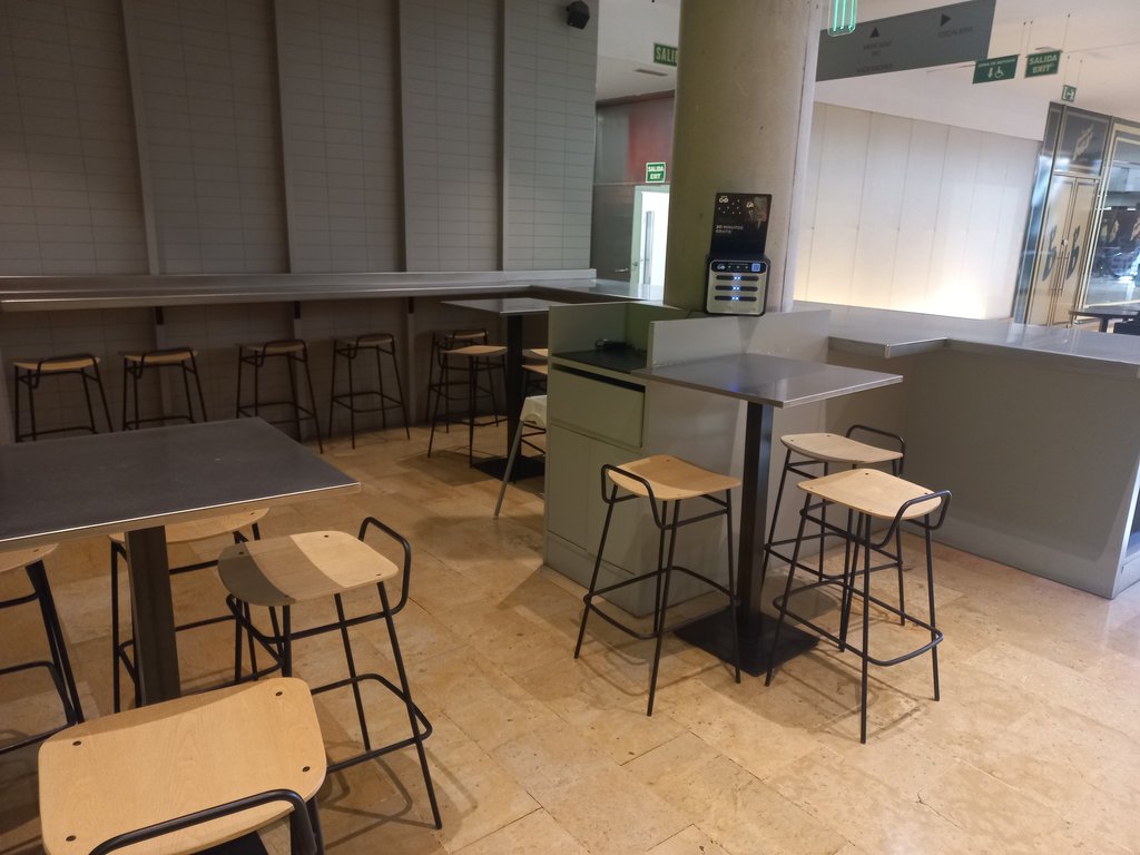 Establiment amb il·luminació homogènia. Sense zones d'ombra ni elements que emetin reflexos ni destells.