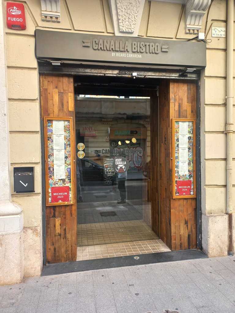 Establiment reconeixible des de l'exterior amb rètol a la façana.