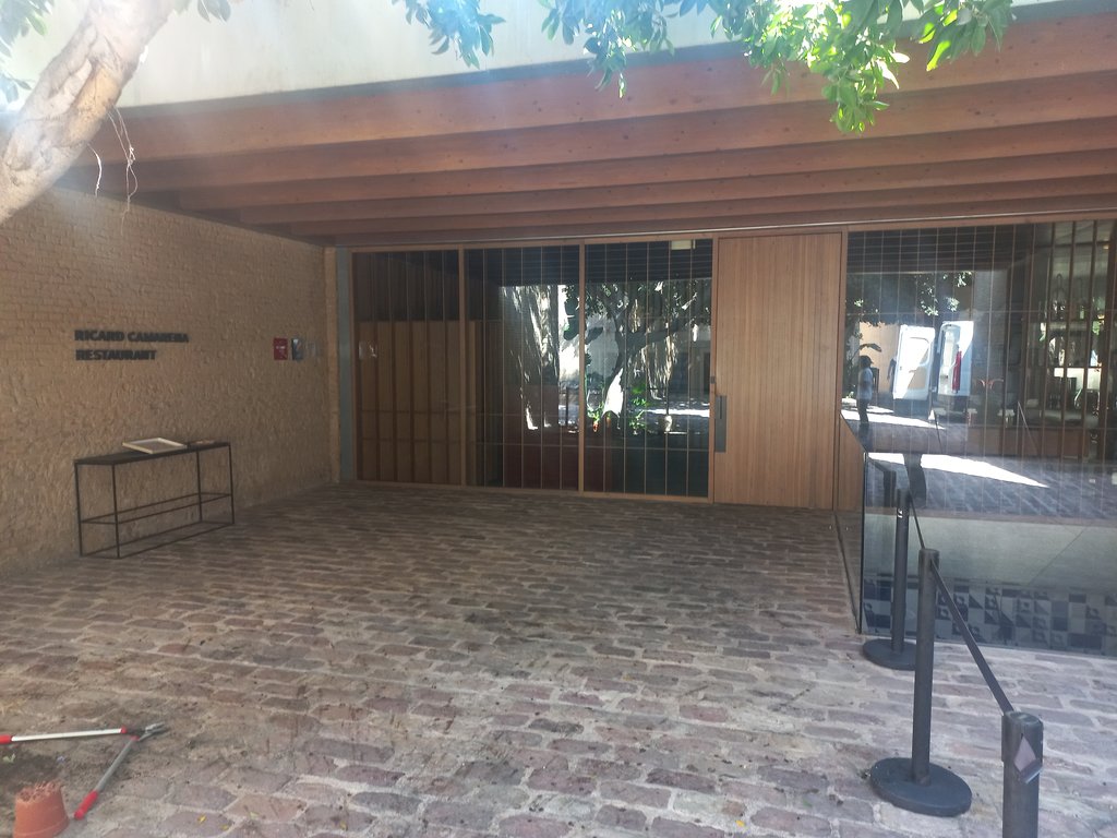 Accés exterior ampli, pla i lliure d'obstacles.