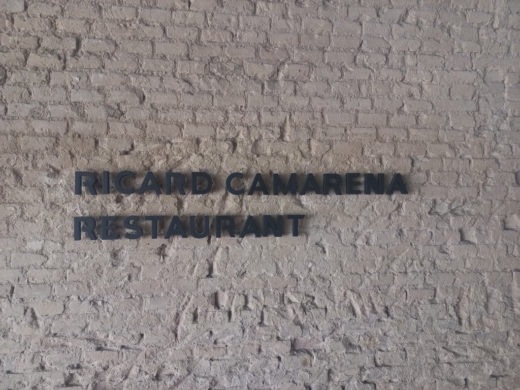 Establiment amb rètol a la façana.