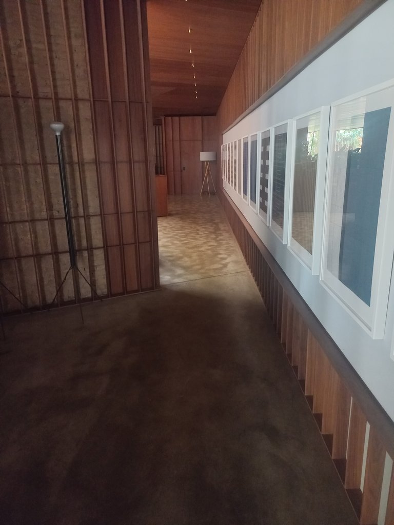 Recorreguts interiors amplis lliures d'obstacles i ben il·luminats.