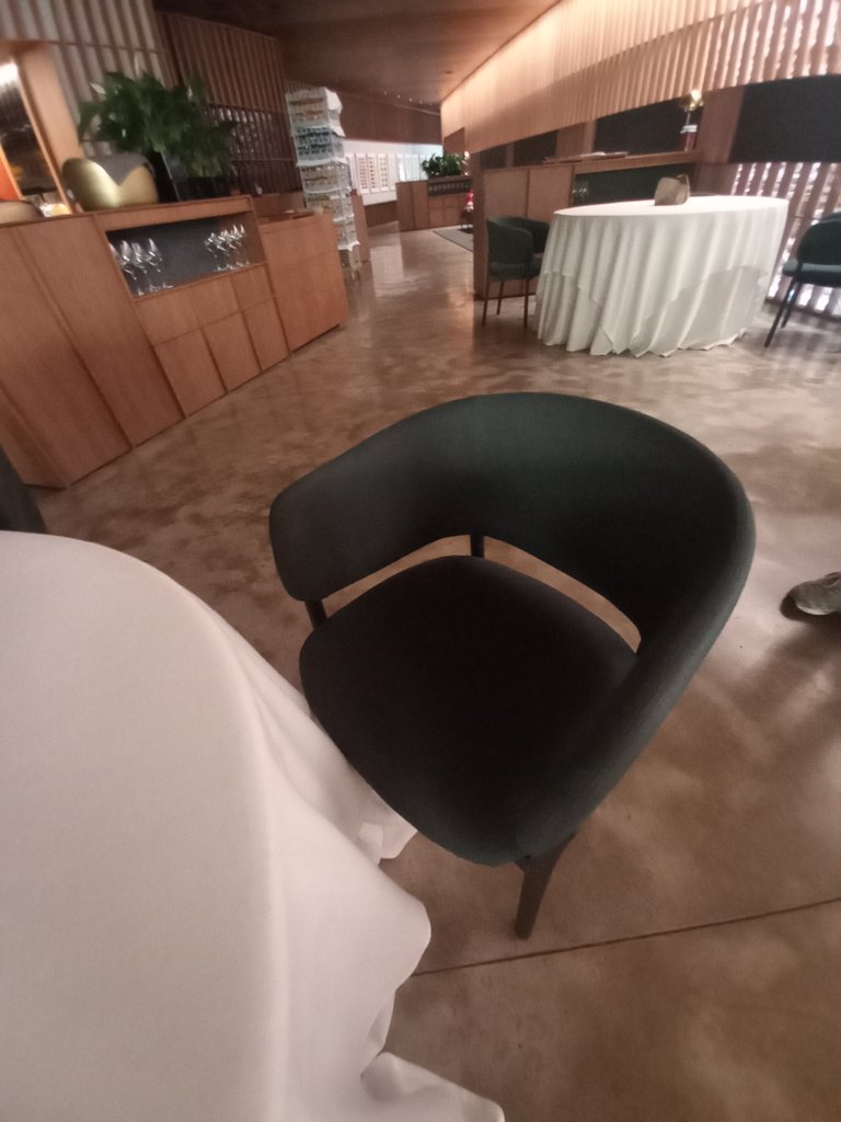 Saló equipat amb recursos ergonòmics. Cadires amb respatllers i reposabraços.