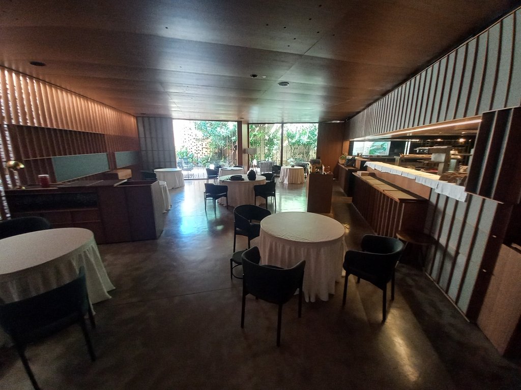 Saló il·luminat amb llum homogènia, sense zones de sobres ni elements que emetin reflexos.