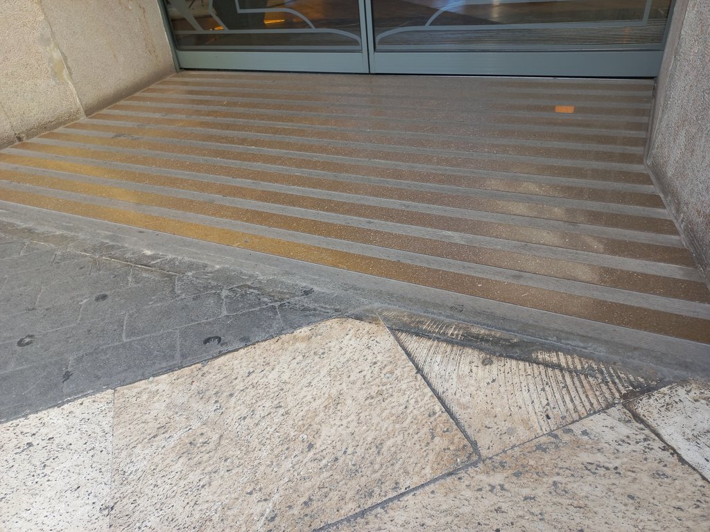 Accés pla i lliure d'obstacles.