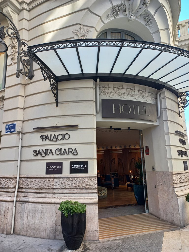 Establiment reconeixible des de l'exterior amb rètol a la façana.