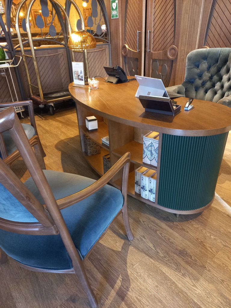 Mostrador d'atenció a alçada adequada.