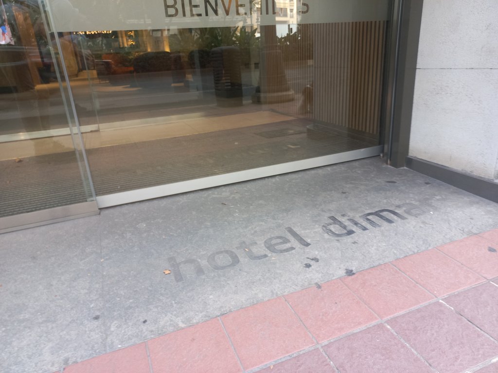 Acceso principal llano y sin obstáculos.