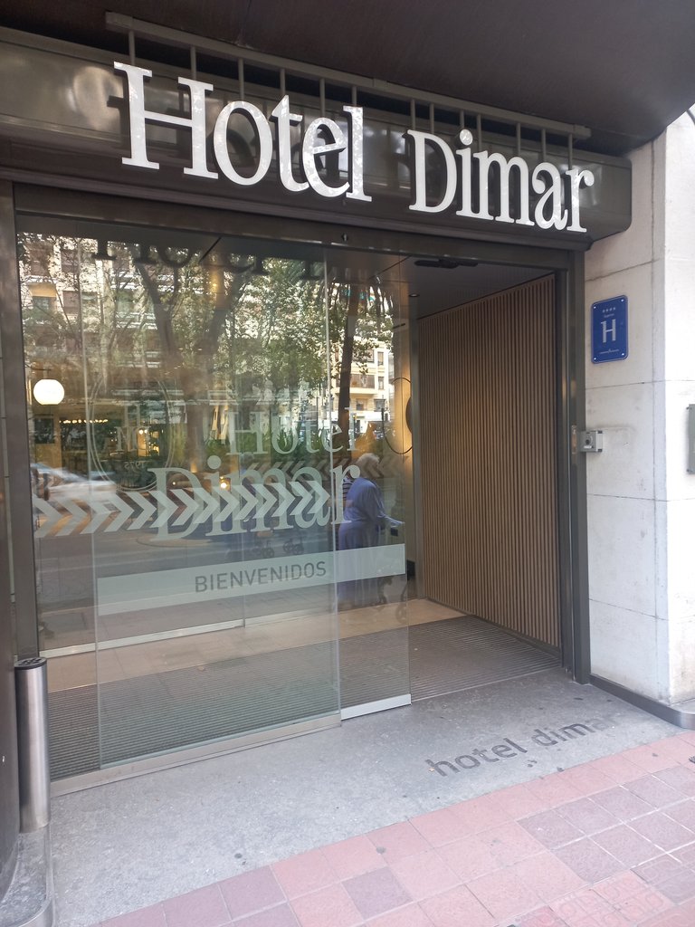 Establecimiento identificado mediante rótulo en fachada.