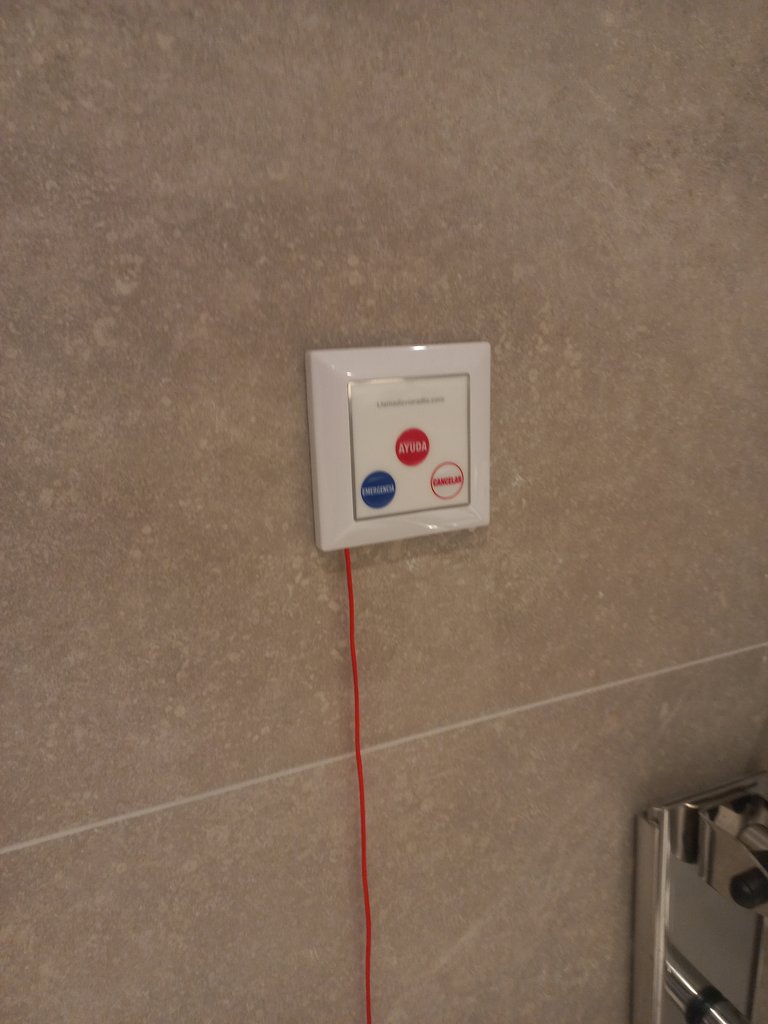 Sistema de aviso de llamada de emergencias por caídas en módulos de baño adaptado.