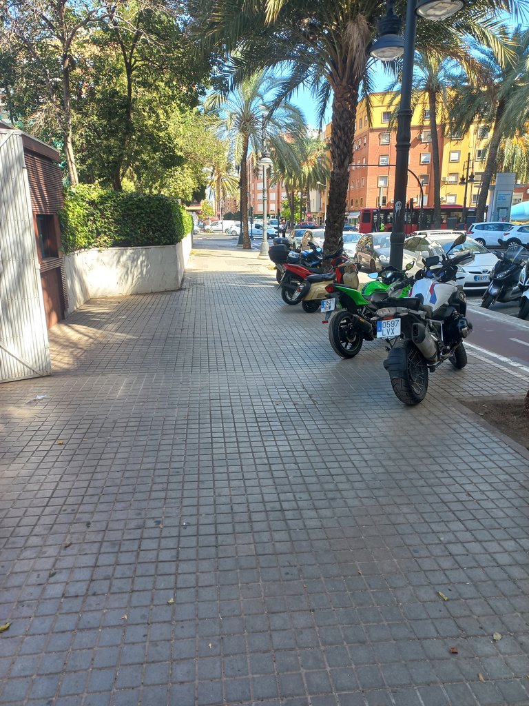 Recorrido de aproximación amplio y libre de obstáculos.