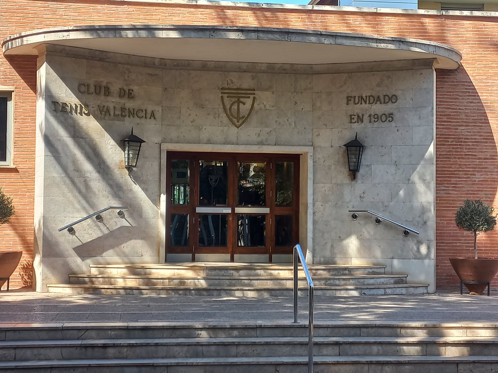 Establecimiento reconocible mediante rótulo en fachada.