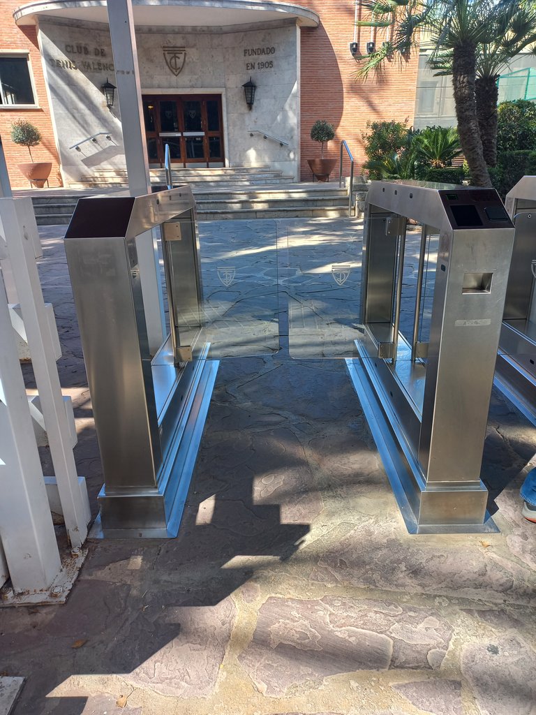 Acceso a zona de actividades a través de torno amplio.