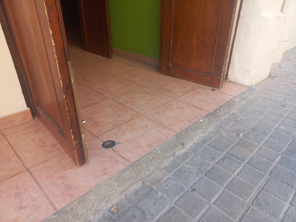 Establecimiento con acceso llano y libre de obstáculos.