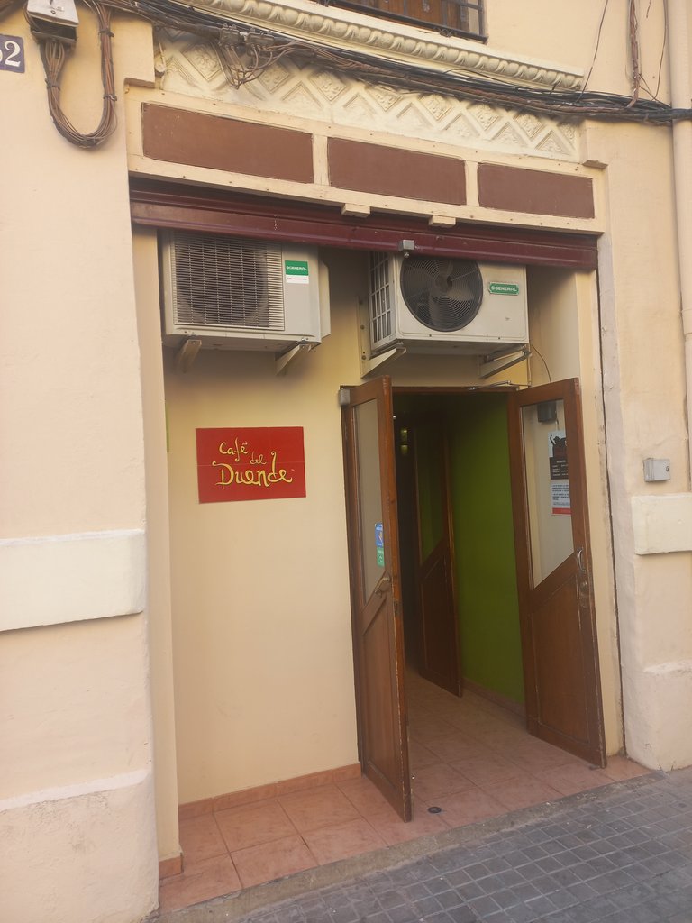 Establecimiento reconocible desde el exterior con rótulo en fachada.