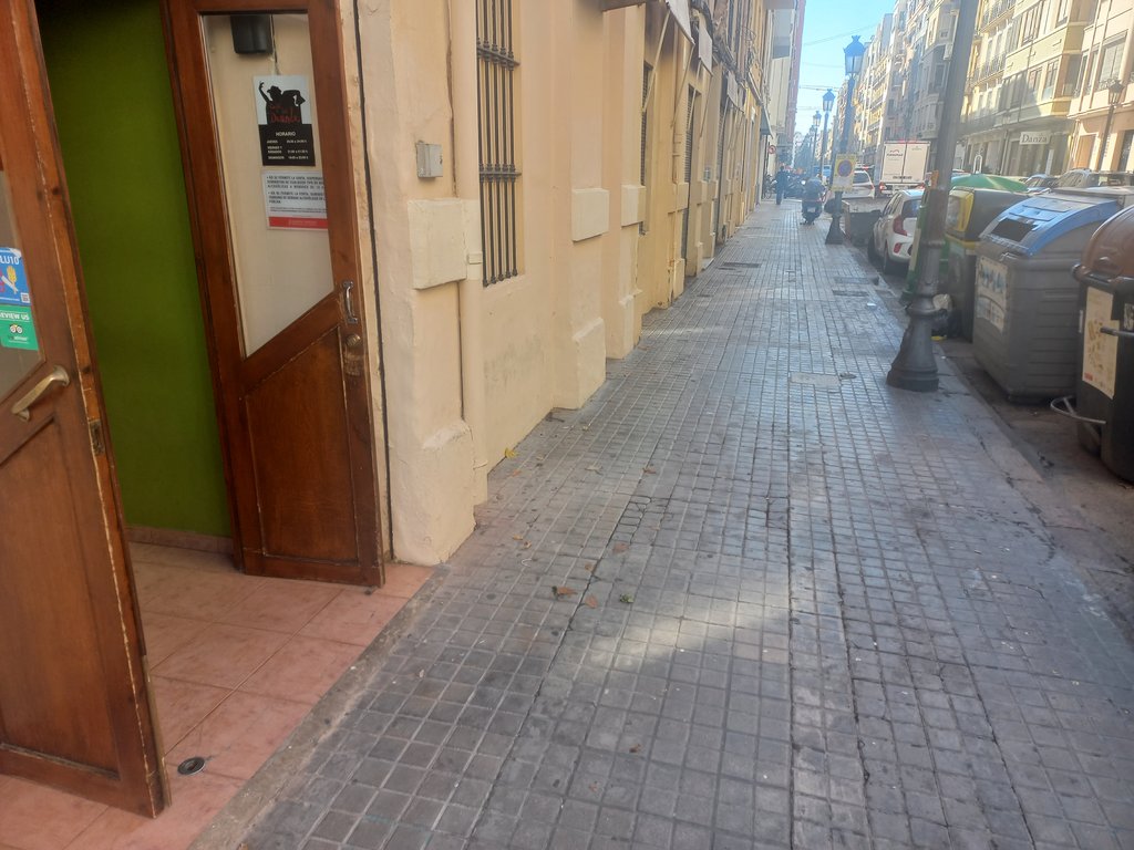 Recorrido de aproximación amplio y libre de obstáculos.