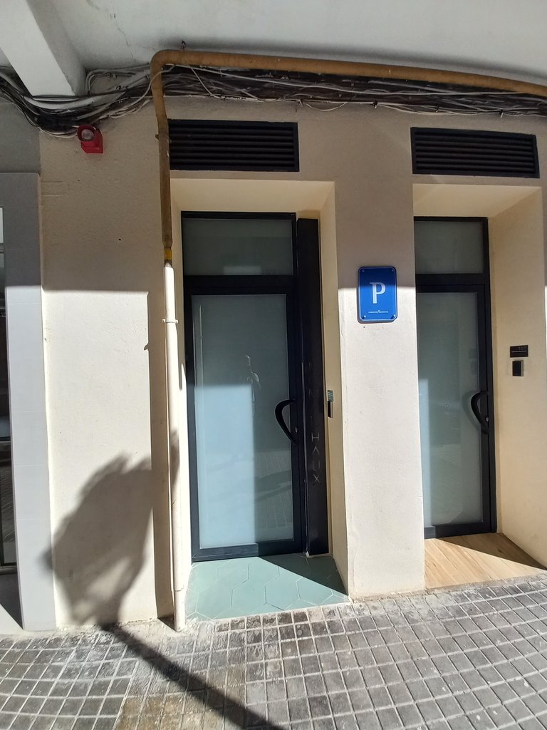 Establishment recognizable from the outside with service-identifying sign on the facade.