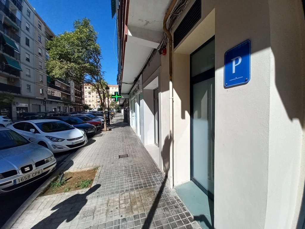 Wide and unobstructed approach path.