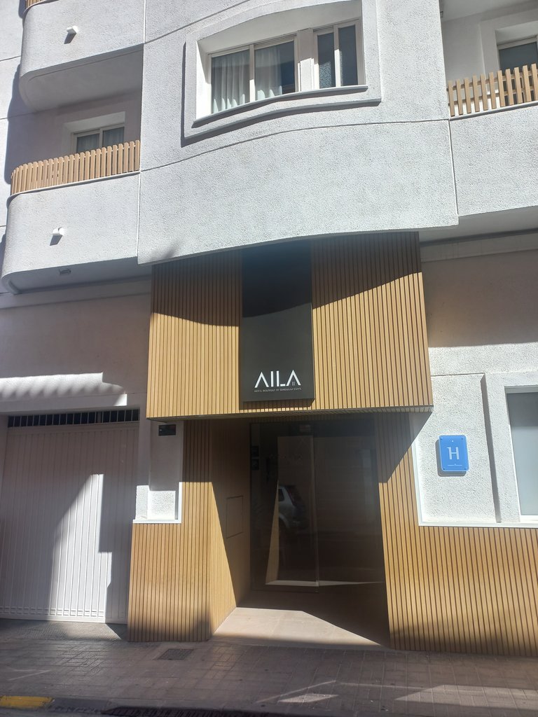 Establiment reconeixible des de l'exterior, amb rètol a la façana.