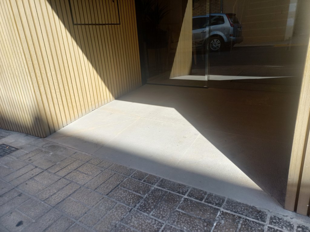 Accés pla i lliure d'obstacles.