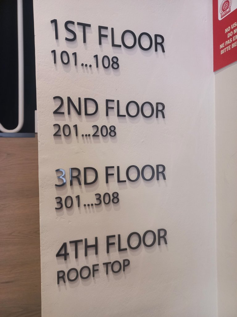 Rètols informatius per a l'orientació espacial.