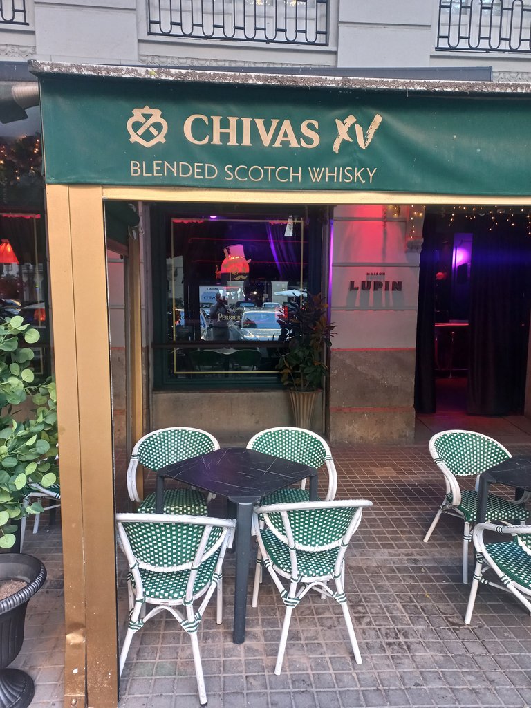 Establiment identificat a l'exterior mitjançant rètol a la façana.